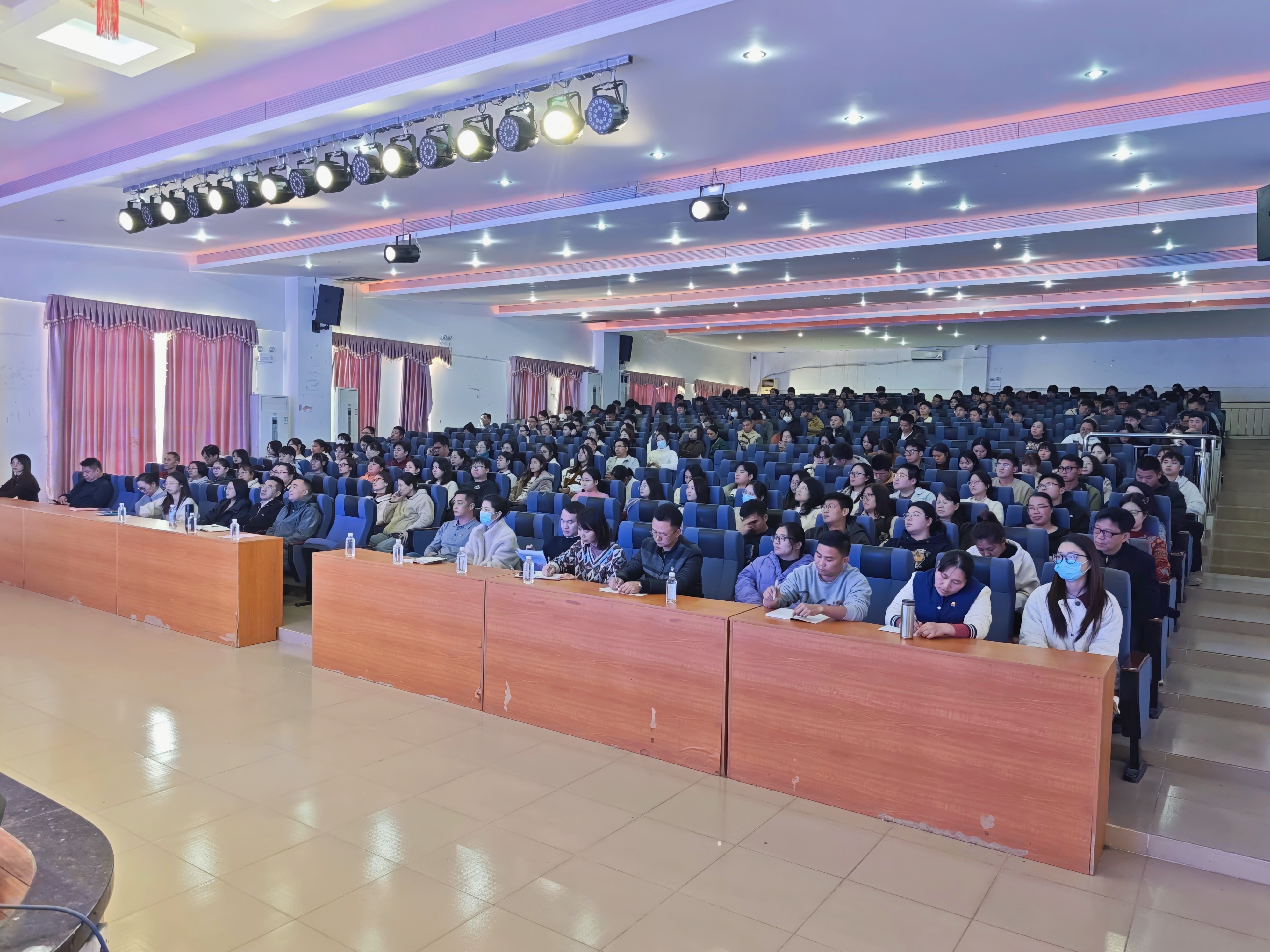 全體教職工大會(huì)｜2024-2025學(xué)年度第一學(xué)期期末總結(jié)會(huì)